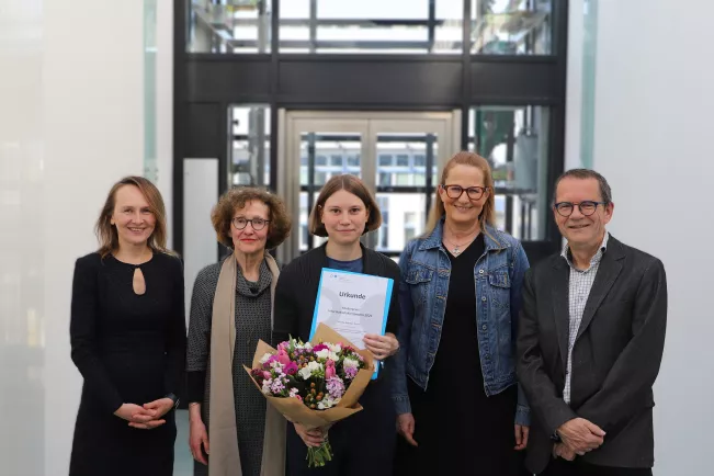 Pressebild Preis Informationskompetenz Uebergabe StA 20250328 Foto Juri Kuestenmacher 