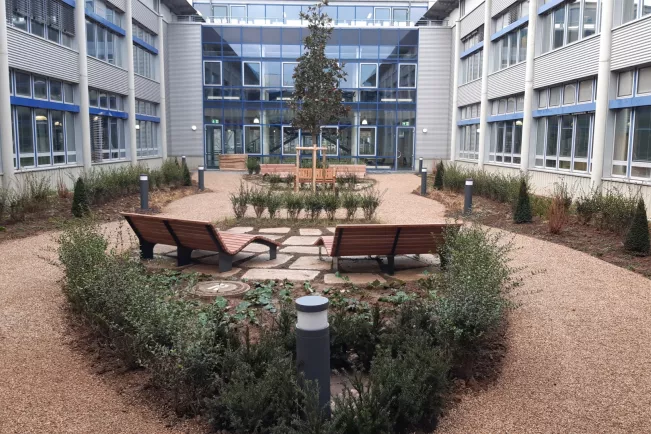 Innenhof Garten Bauteil C Campus Sankt Augustin 20241205