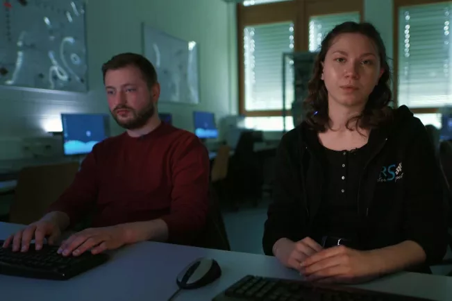 Screenshot Emily und Leonard Cyber Security and Privacy 2025042316