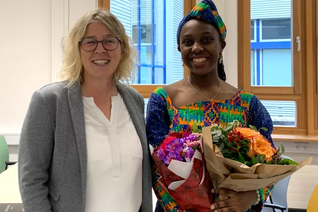 International Studierende Usulle Pokam (rechts) mit IWK-Dekanin Iris Groß