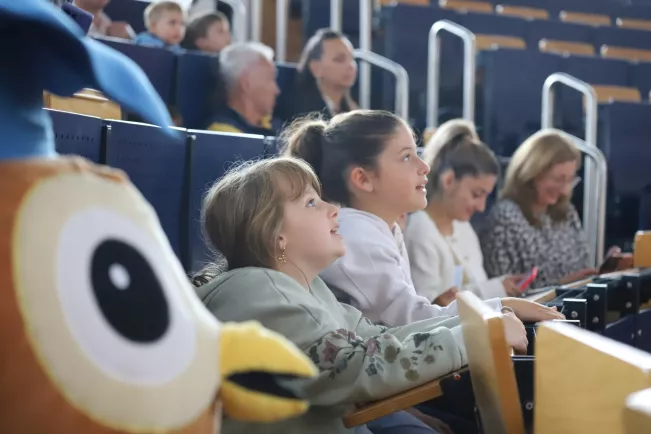 Kinderuni Diplom-Verleihung StA Audimax 20250605 Foto Juri Kuestenmacher 008.JPG