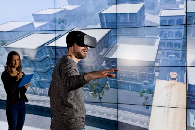 VR-Brille vor Hornet-Wand