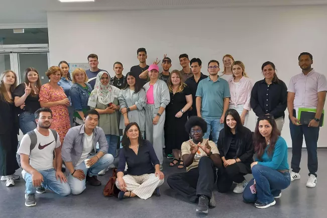 Abschlussfeier studienvorbereitender Intensivkurs Deutsch C1 Gruppenbild_Foto Vaishnavi Mandalahalli_10072025