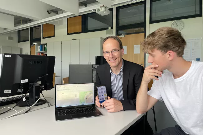 Prof. Dr. Ingo Groß im Austausch mit Studenten