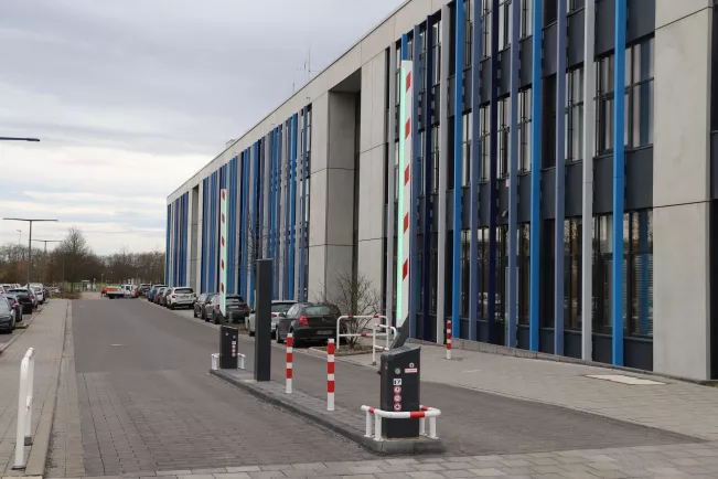 Schranke G-Gebaeude Parkplatz StA 20250224 Foto Juri Kuestenmacher 05