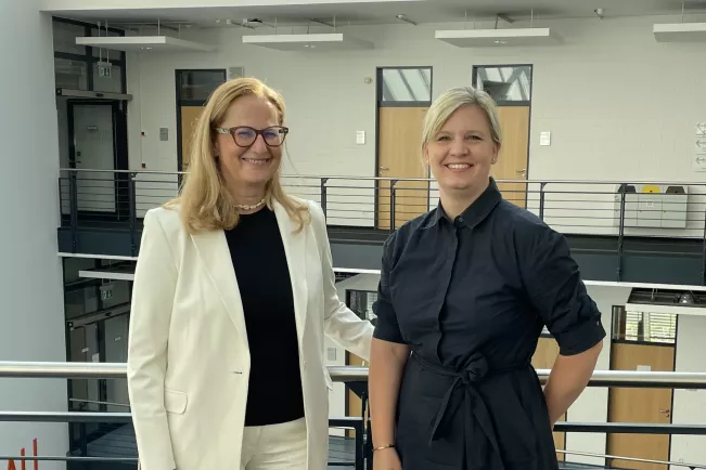 2025-08-13 Ernennung Professorin Vivien Veit 3 mit Präsidentin Marion Halfmann foto dg