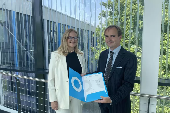 20250813 Ernennung Professor Stefan Schiffner Präsidentin Halfmann quer foto dg