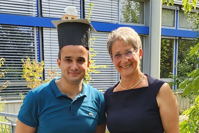 20250813_Promotionsprüfung_Chaarhoui_mit_Betreuerin-teasercut