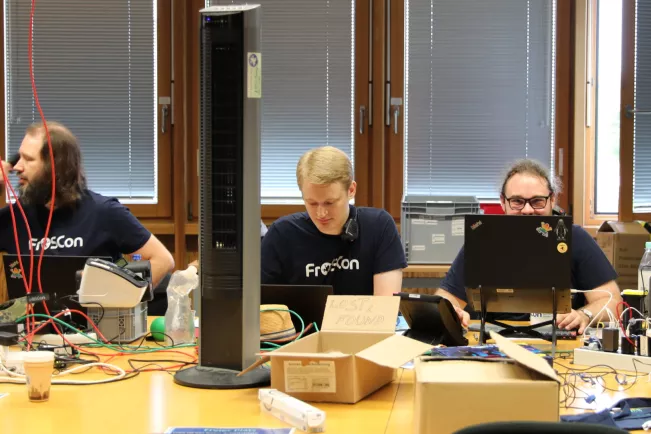 2025-08-16_fbinf_Froscon_2025_Kira Wazinski