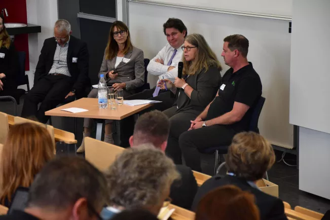 Themenbild Podiumsdiskussion EU Farm Book