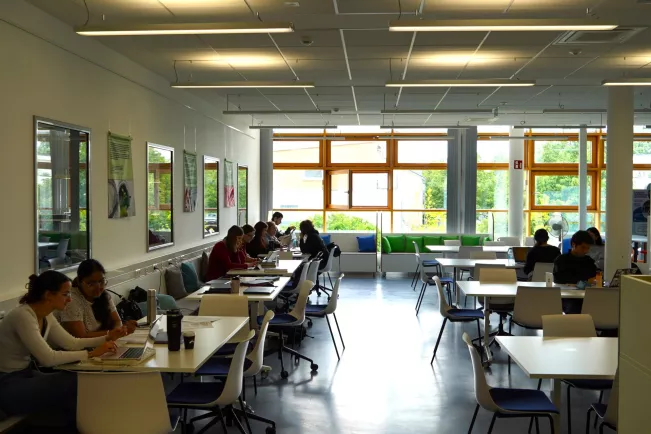 Campus Rheinbach Bibliothek mit Studierenden 20250505 Foto Juri Kuestenmacher