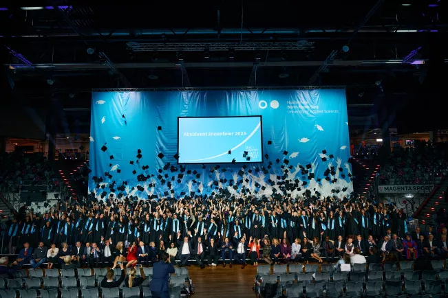 Absolventenfeier Hüte 2025