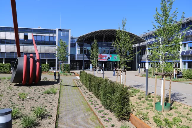 Campus Sankt Augustin Vorplatz Fruehling 20250428 Foto Juri Kuestenmacher 07.jpg