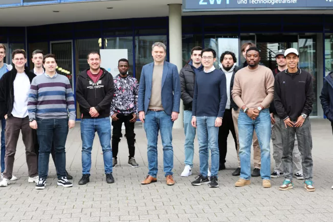 14.11.2025 Studierende FB Informatik Prof. Raoul Könsgen mit Sai Yang von Databrickss