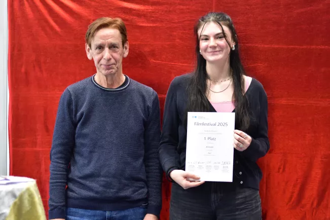 Filmfestival 2025: Preisträgerin Annabelle Altmann (rechts) und Klaus Wache