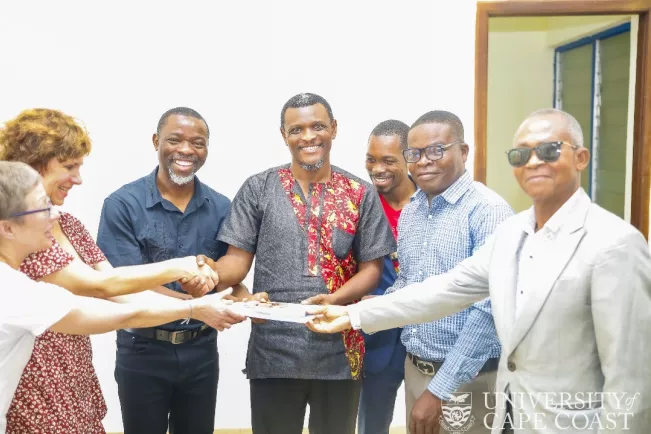 Besuch an der UCC in Ghana_Buchüberreichung an den German Club 02122025 Foto Cramer