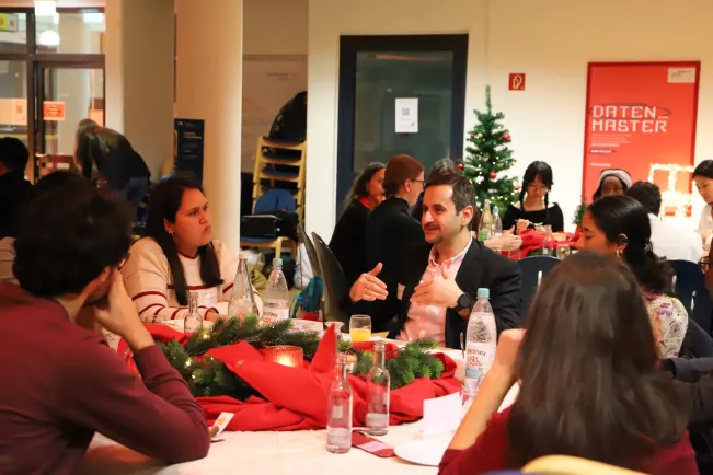 Role Models Christmas Tree 2025-12-15_Studierende und Alumni_Foto Martin Schulz