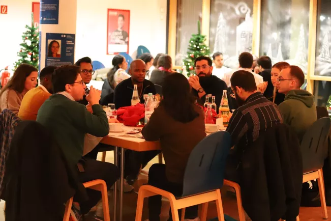 Role Models Christmas Tree 2025_Studierende und Alumni_Foto Martin Schulz