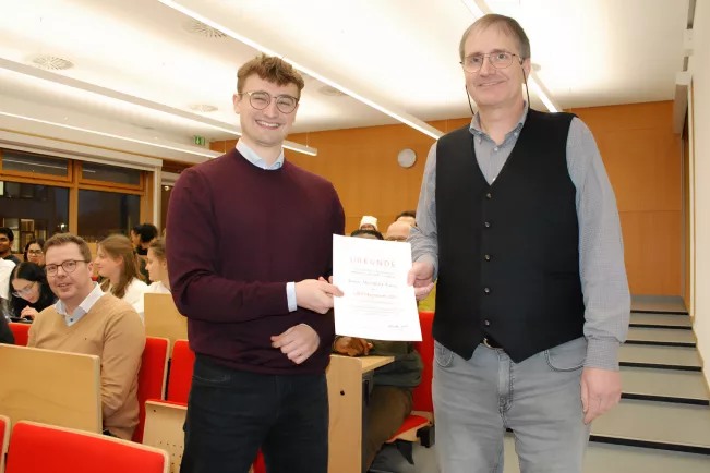 GBM Preisträger Jonas Alexander Toewes mit Professor Jörn Oliver Sass_Foto H-BRS_b