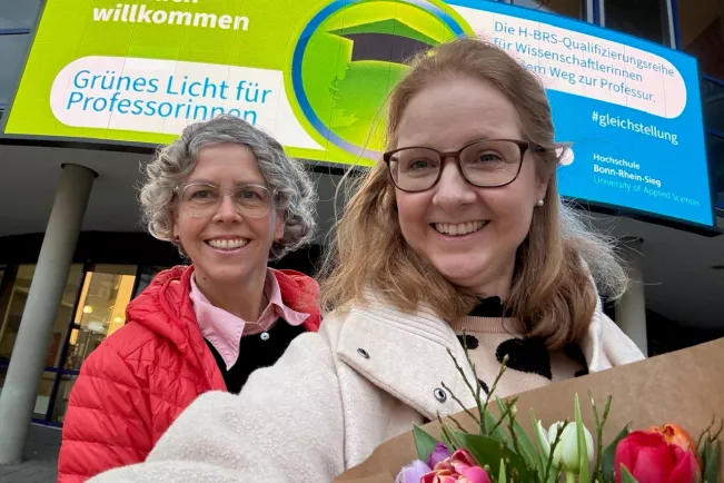 Christine Buchholz Barbara Hillen-Haas vor LED-Wand Grünes Licht für Professorinnen