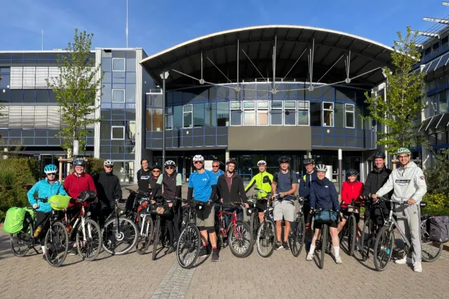 Die Teilnehmenden der Tour de CSR 2025 vor dem Haupteingang der H-BRS