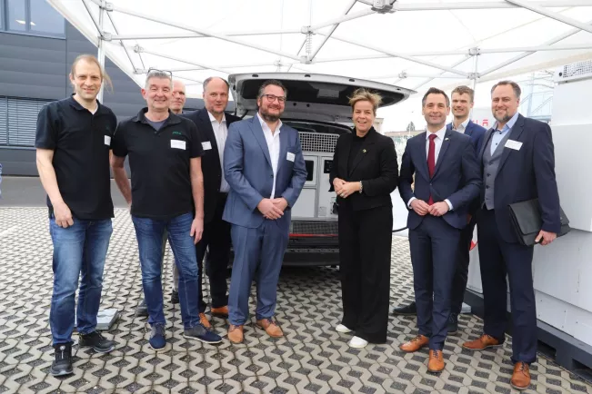 Unternehmensbesuch ZERA mit Mona Neubaur 2026-03-13_Foto H-BRS (2)