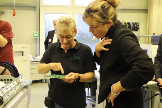 Unternehmensbesuch ZERA mit Mona Neubaur 2026-03-13_Foto H-BRS (8)