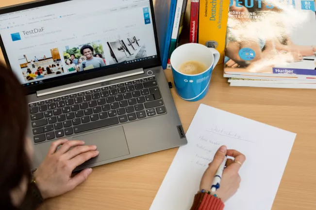 Lernen für die TestDaF Prüfung im Sprachenzentrum_Foto Lichtenscheidt_20220401