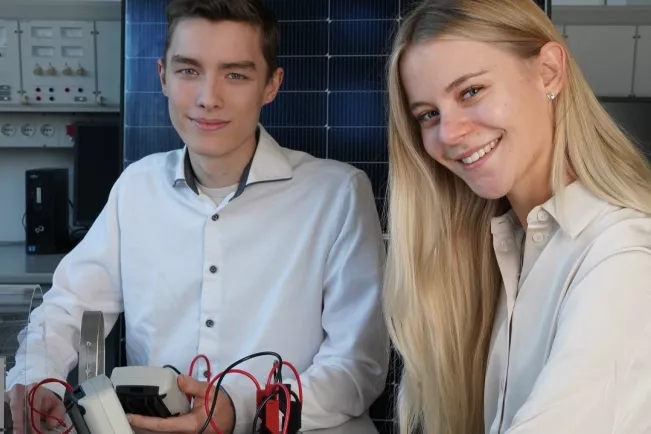 Erneuerbare Energien Studierende im Labor