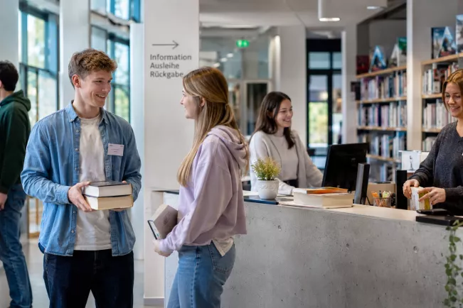 FJN in der Bibliothek
