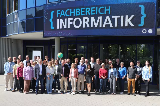 Gruppe Fachbereich Informatik draussen StA 20260423 Foto Martin Schulz 09