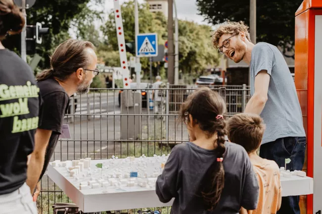 Alexander Hagg und andere am Mitmachmobil Initiative Neue Stadtgärtnerei