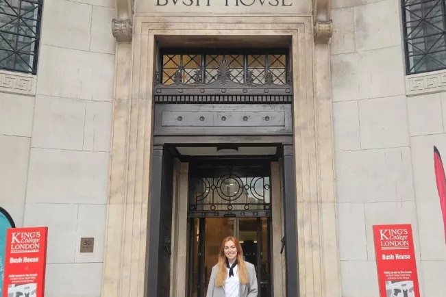 Alexandra Reher vor Bush House, Kings College, London, UK