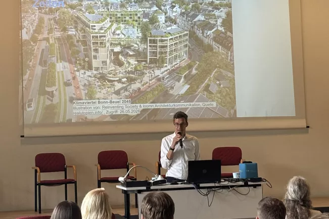 Professor Benjamin Best beim Vortrag zum Sommerfest 2026 Nachhaltige Sozialpolitik