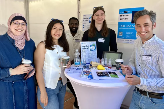 Forschende am Stand des IFGA bzw. CytoTransport bei der Bonner Wissenschaftsnacht