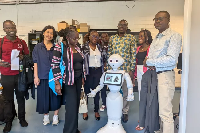 Delegation der Staff Week besucht das Robotics Lab