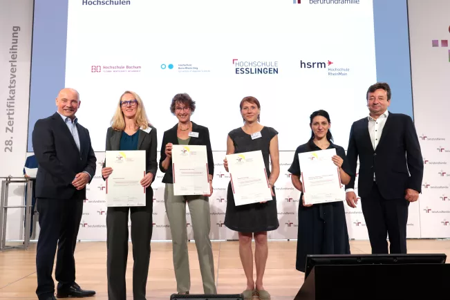 Audit Familiengerechte HS Überreichung Zertifikat: Jens Schicke/ berufundfamilie Service GmbH