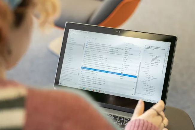 Bibliothek Laptop Literaturverwaltung 