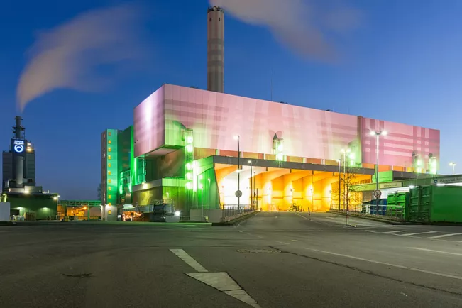 Müllverwertungsanlage der SWB Bonn im Abendlicht