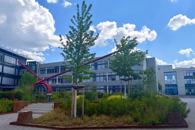 Spule Campus Sankt Augustin mit einer Treppe und Grünfläche