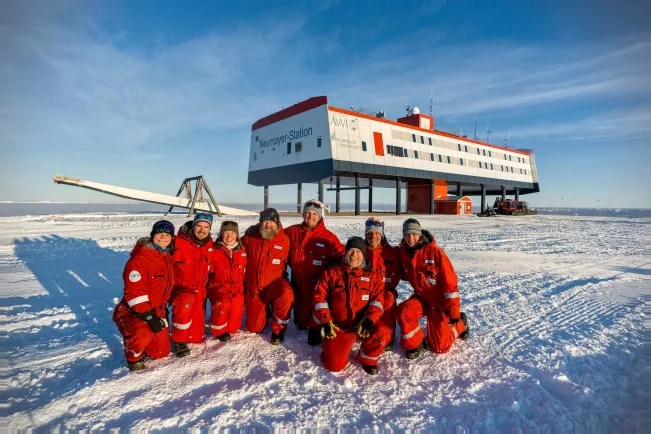 Überwinterungsteam vor der Neumayer-Station