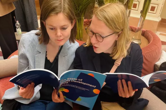 Zwei Frauen lesen in einer Broschüre - Dr. Johanna Mack in der DW Akademie