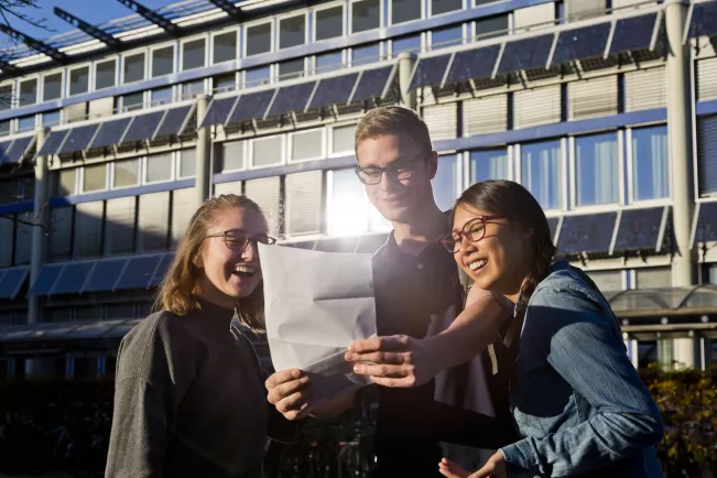 asb_3_studierende_mit_bescheid_20171122_foto_e._lichtenscheidt_106.jpg (DE)