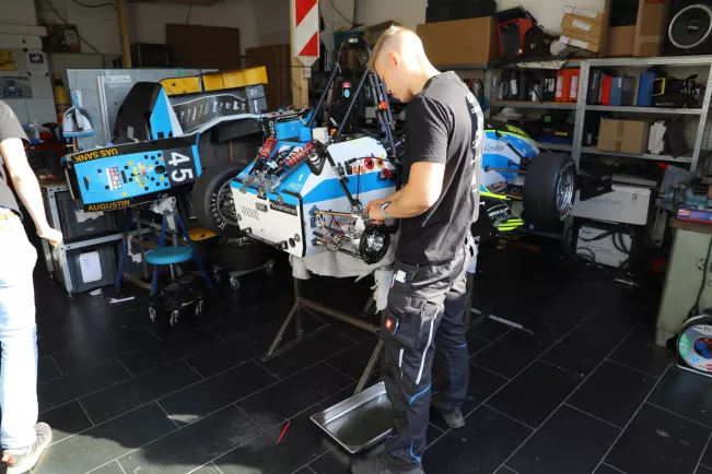 brs_motorsport_dreh_in_der_werkstatt_20210923_foto_juri_kuestenmacher_09.jpg (DE)