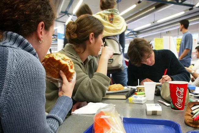 colourbox_546040_studierende_essen_und_lernen_mensa.jpg (DE)