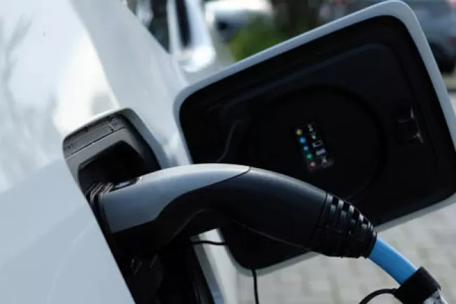 e-auto-ladestation_teasercut_foto-sven-flessing (DE)