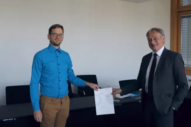 ernennung_professor_sebastian_houben_urkunde_mit_ihne_sta_20210909_foto_juri_kuestenmacher_5.jpg (DE)