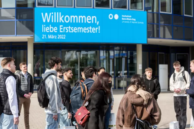 erstsemesterempfang_wirtschaft_studierende_campus_gruppe_led_wand_sta_20220321_foto_eric_lichtenscheidt_61_fs22.jpg (DE)
