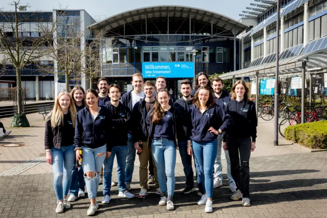 Fachschaft Wirtschaft StA Erstsemesterempfang Gruppe 20220321 Foto Eric Lichtenscheidt 82 fs22.jpg (DE)