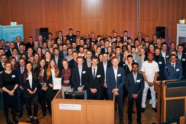 h-brs_stipendienfeier_2019_teasercut_foto_nathan_dreessen_129.jpg (DE)